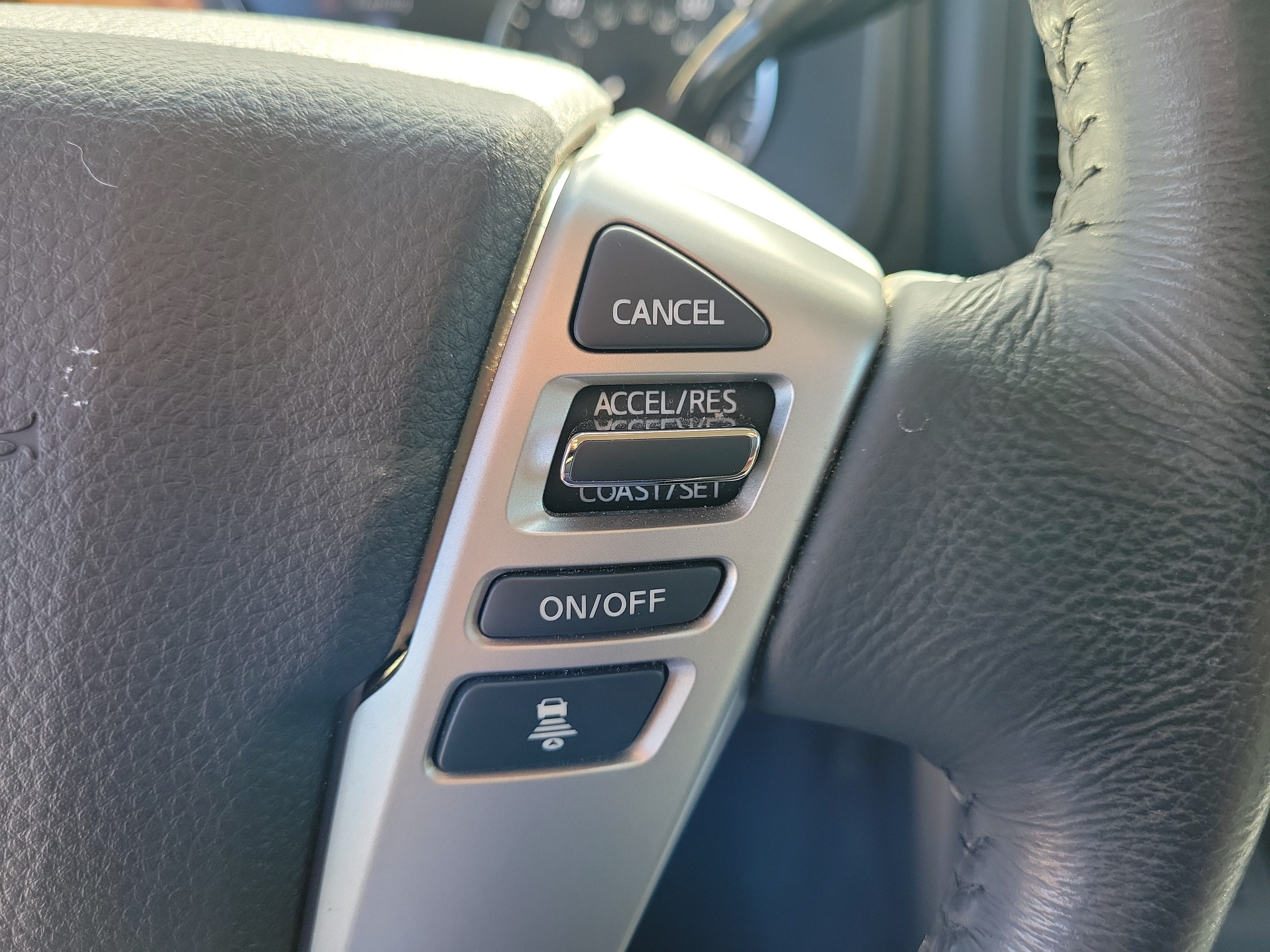 2023 Nissan Titan SV