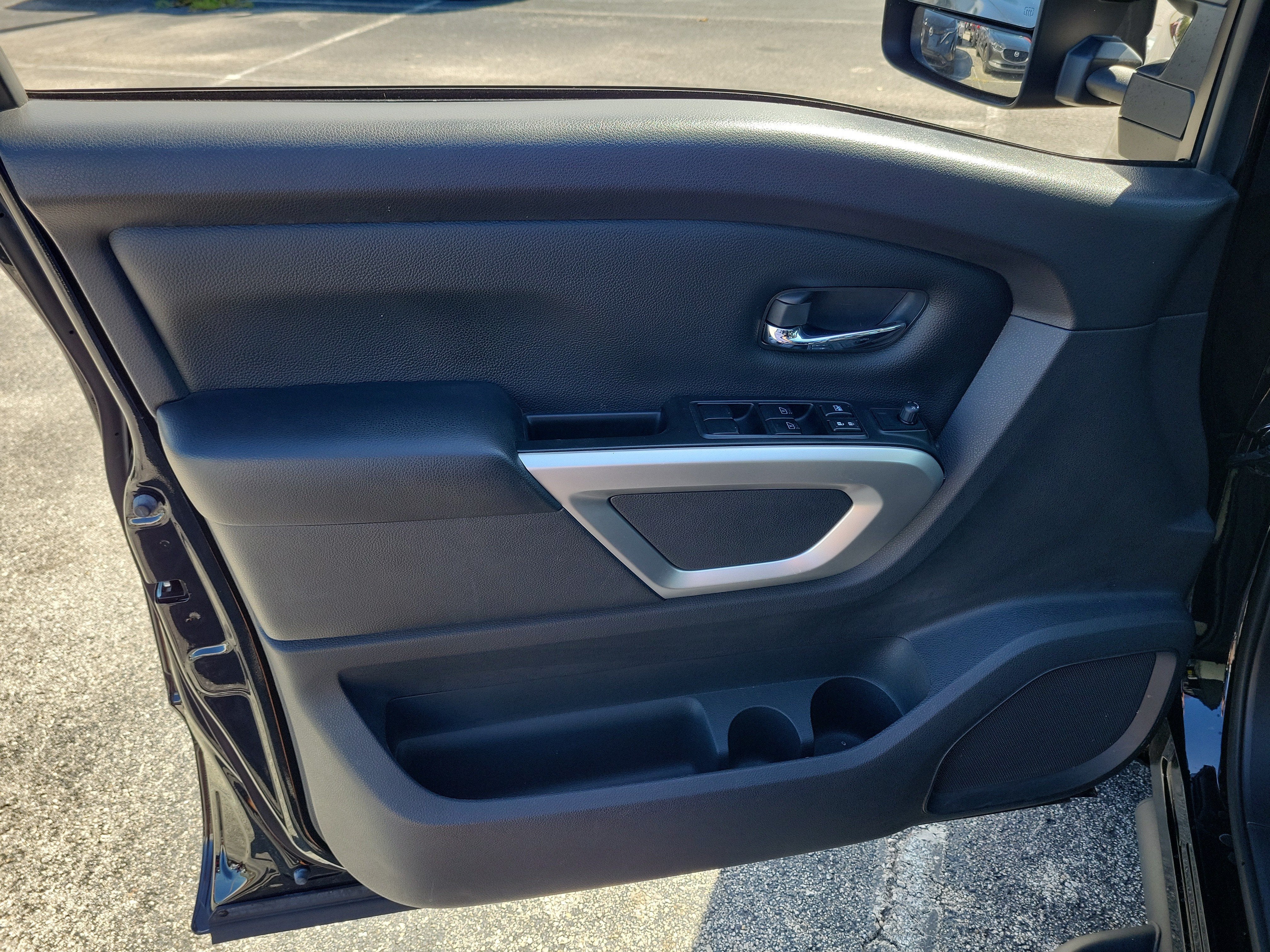 2023 Nissan Titan SV