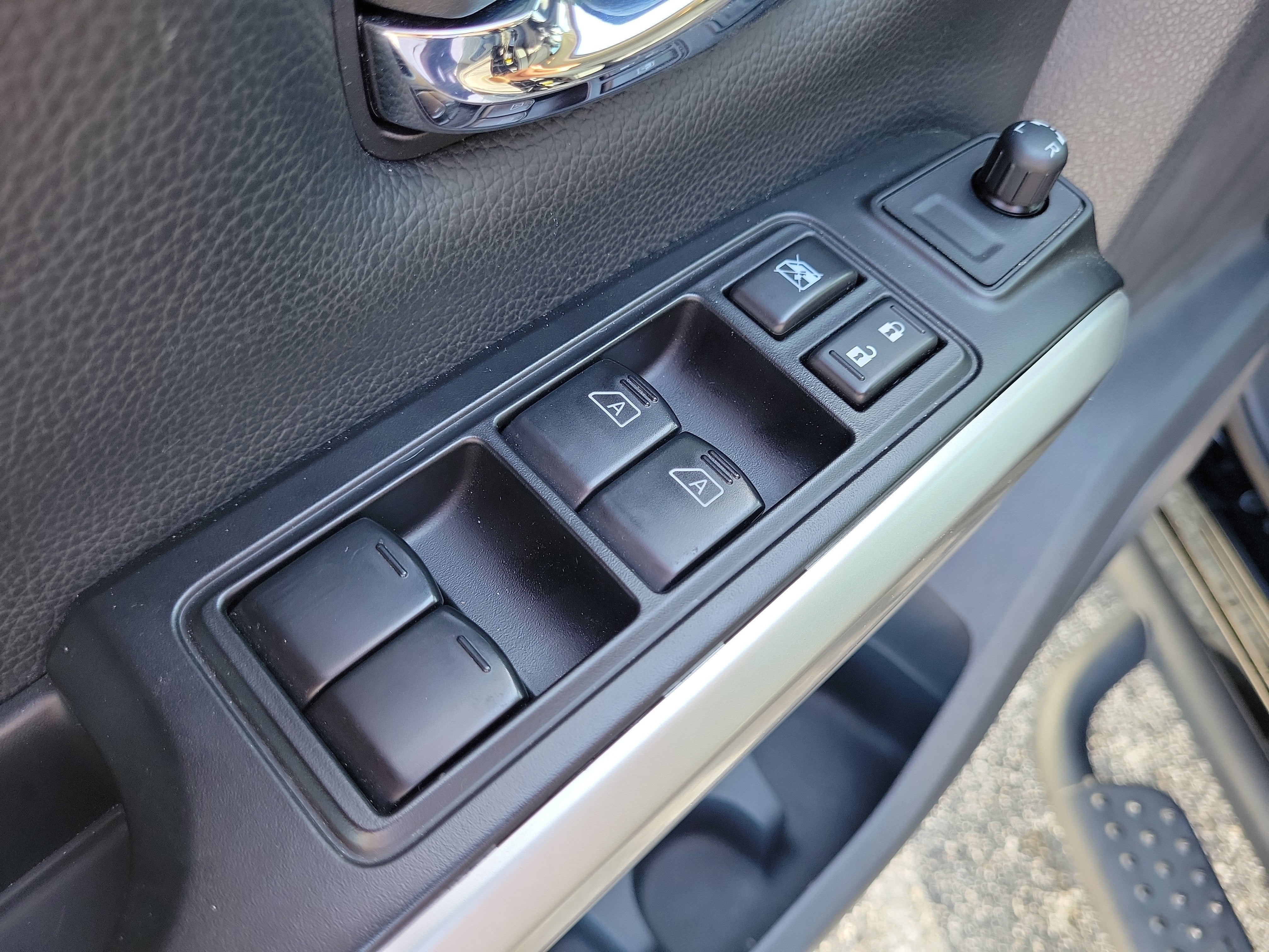 2023 Nissan Titan SV
