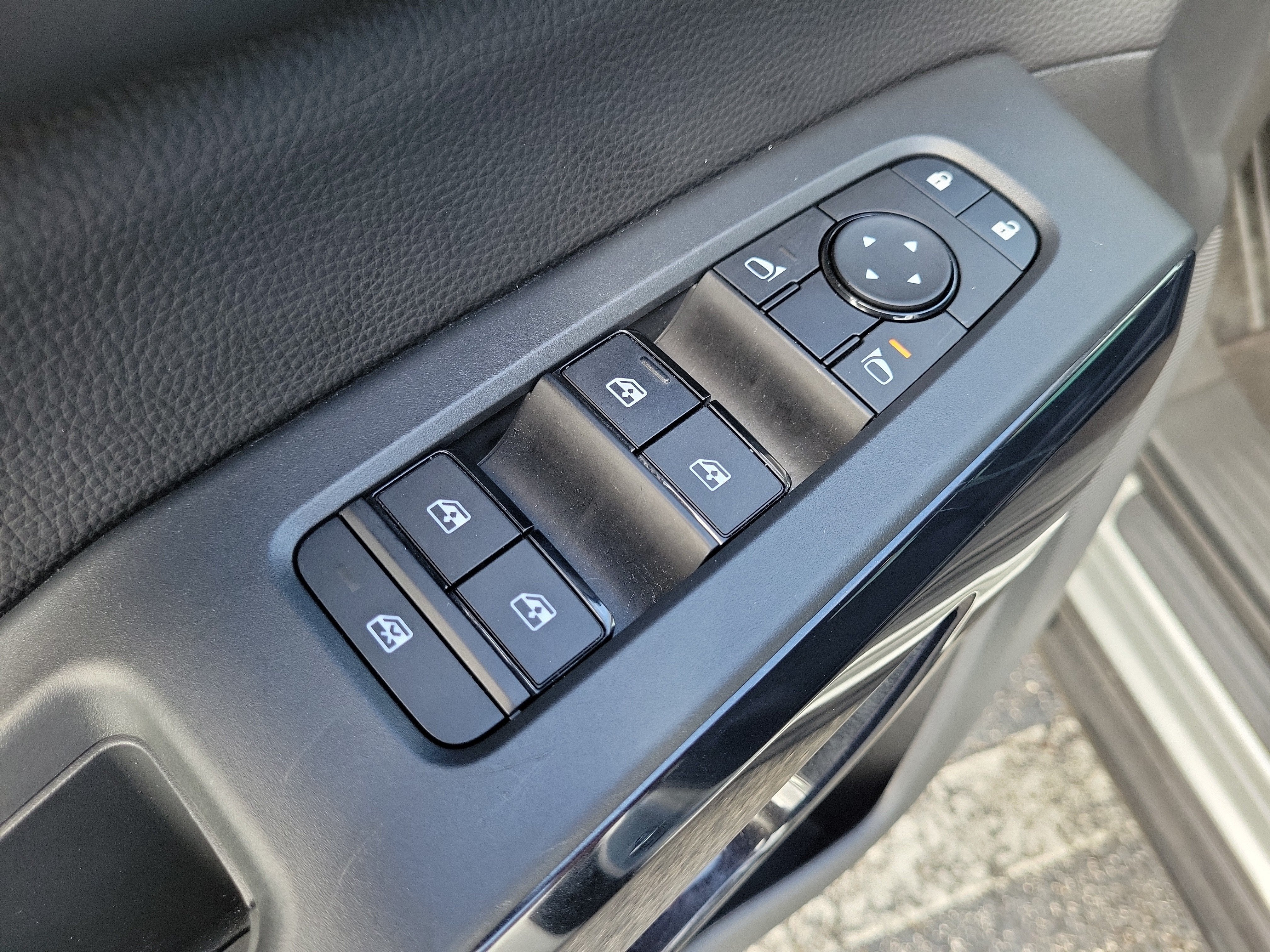 2025 Nissan Pathfinder S