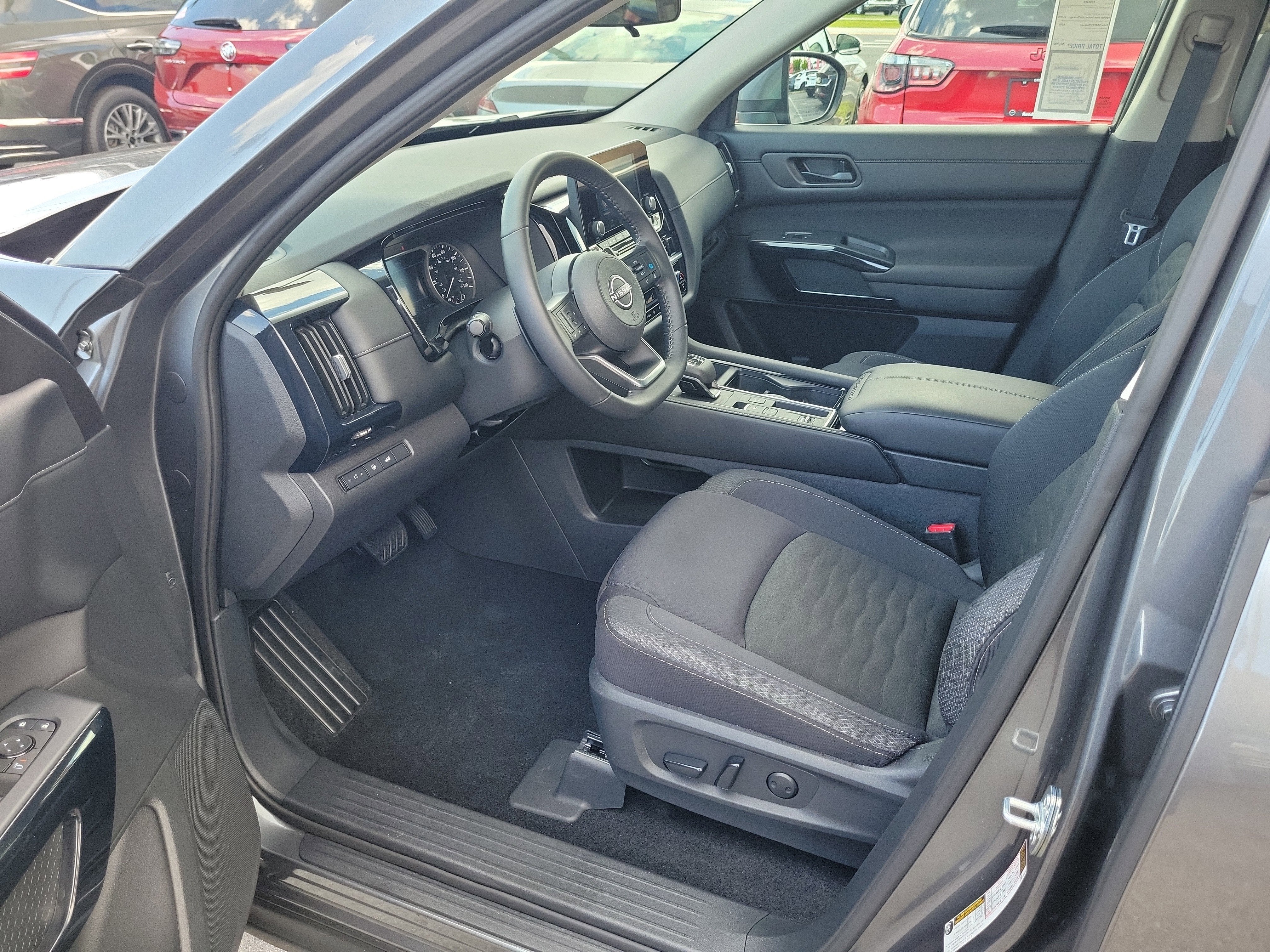2025 Nissan Pathfinder SV