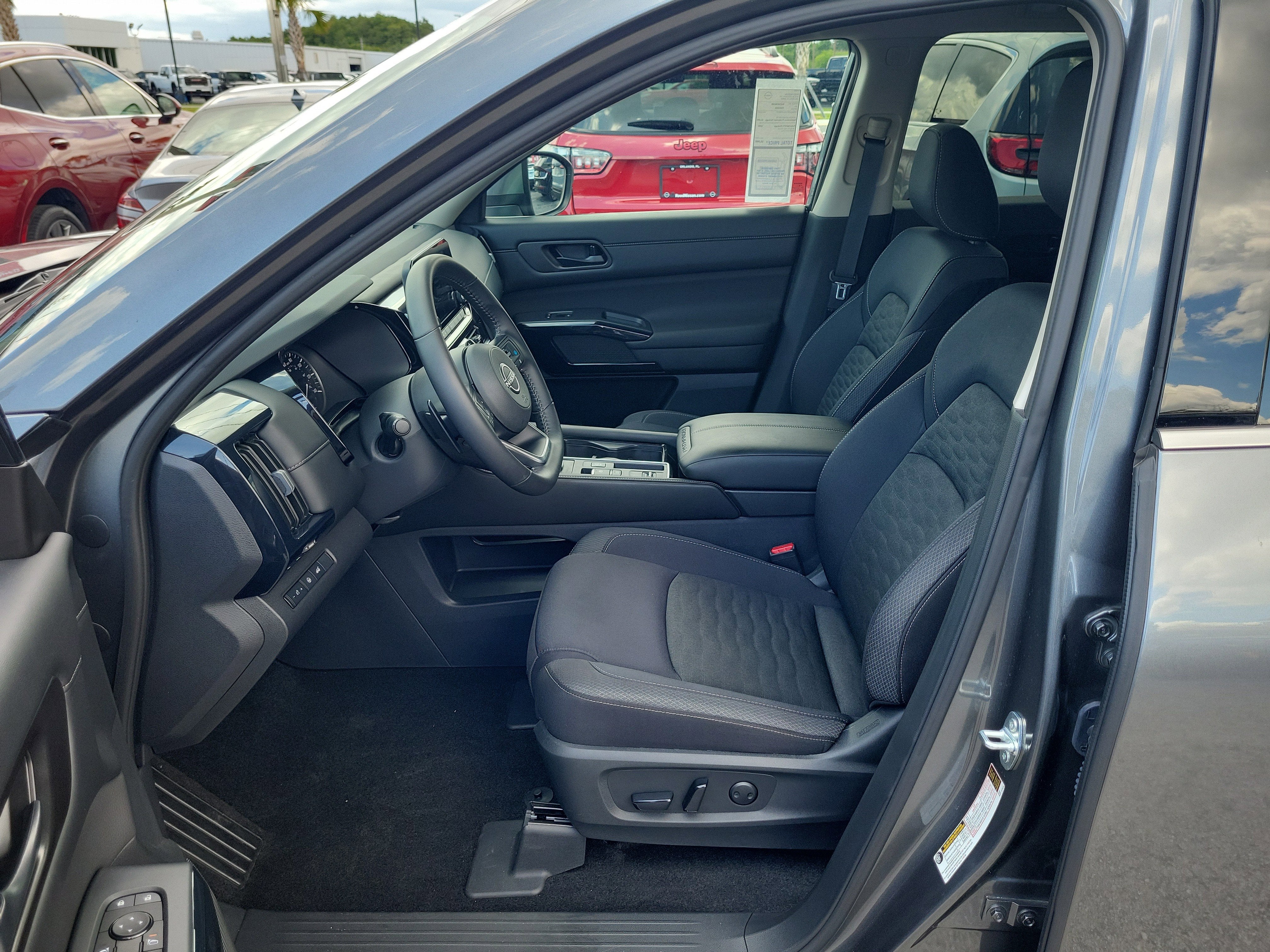 2025 Nissan Pathfinder SV