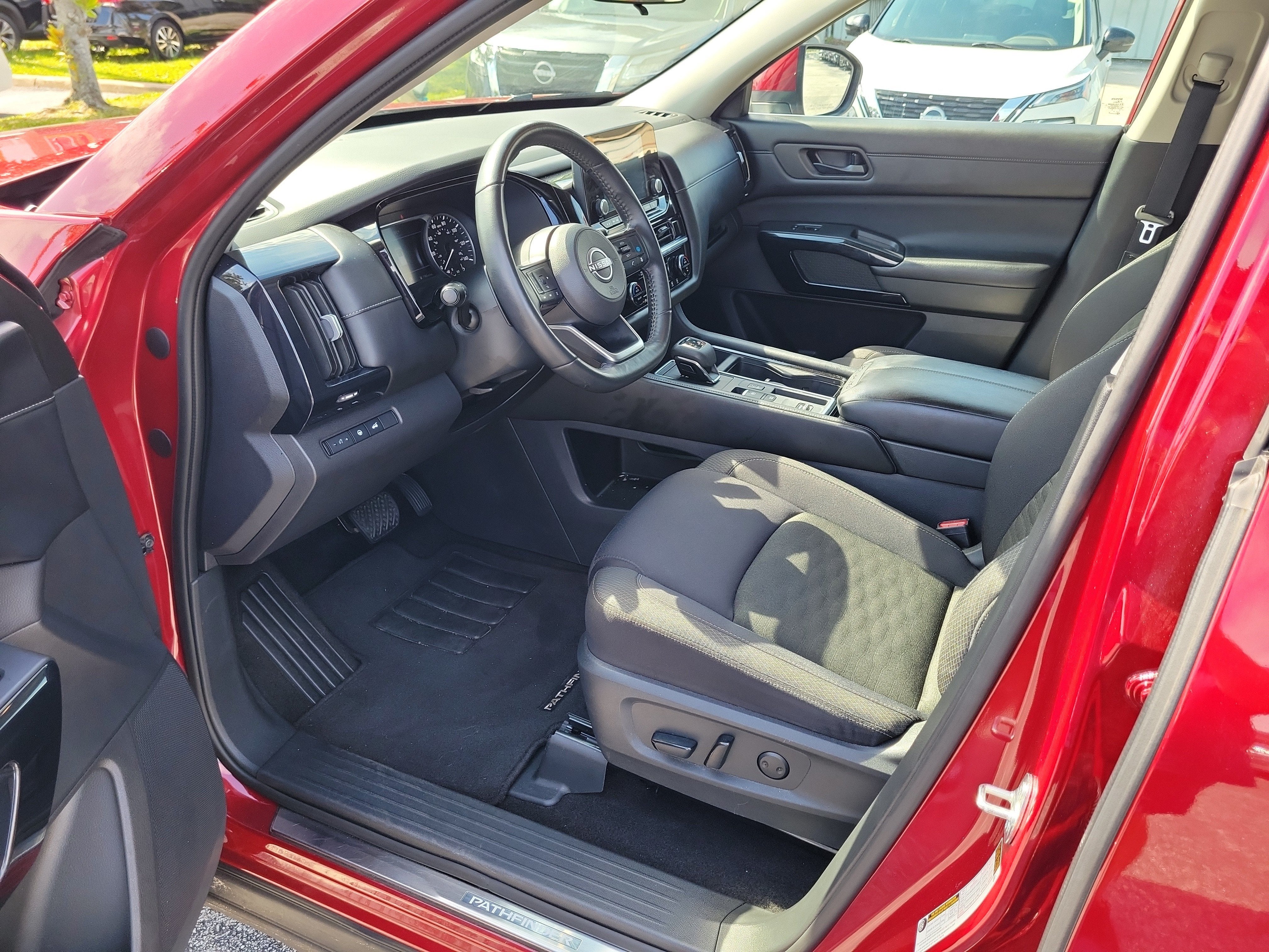 2024 Nissan Pathfinder SV