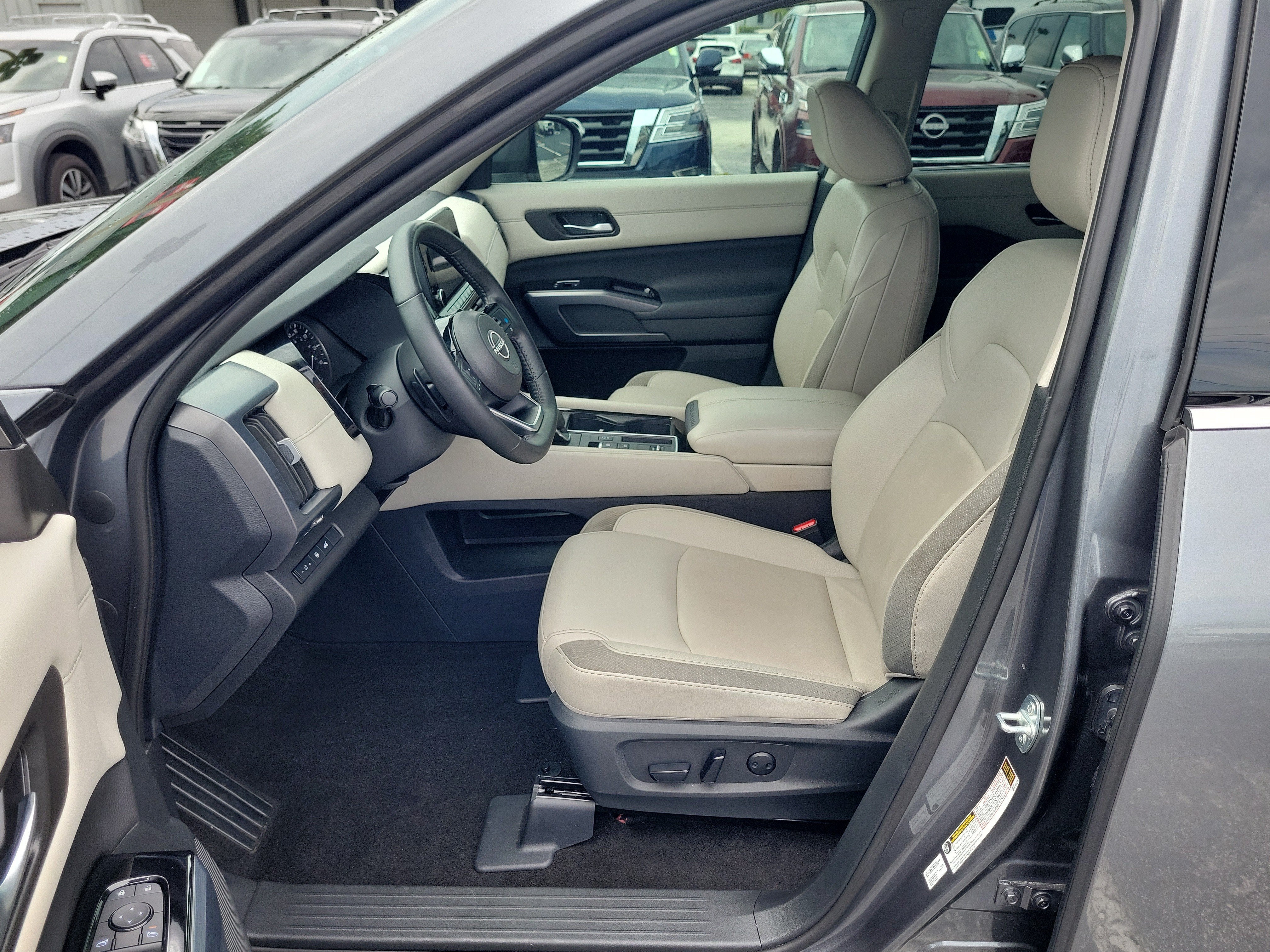 2024 Nissan Pathfinder SL