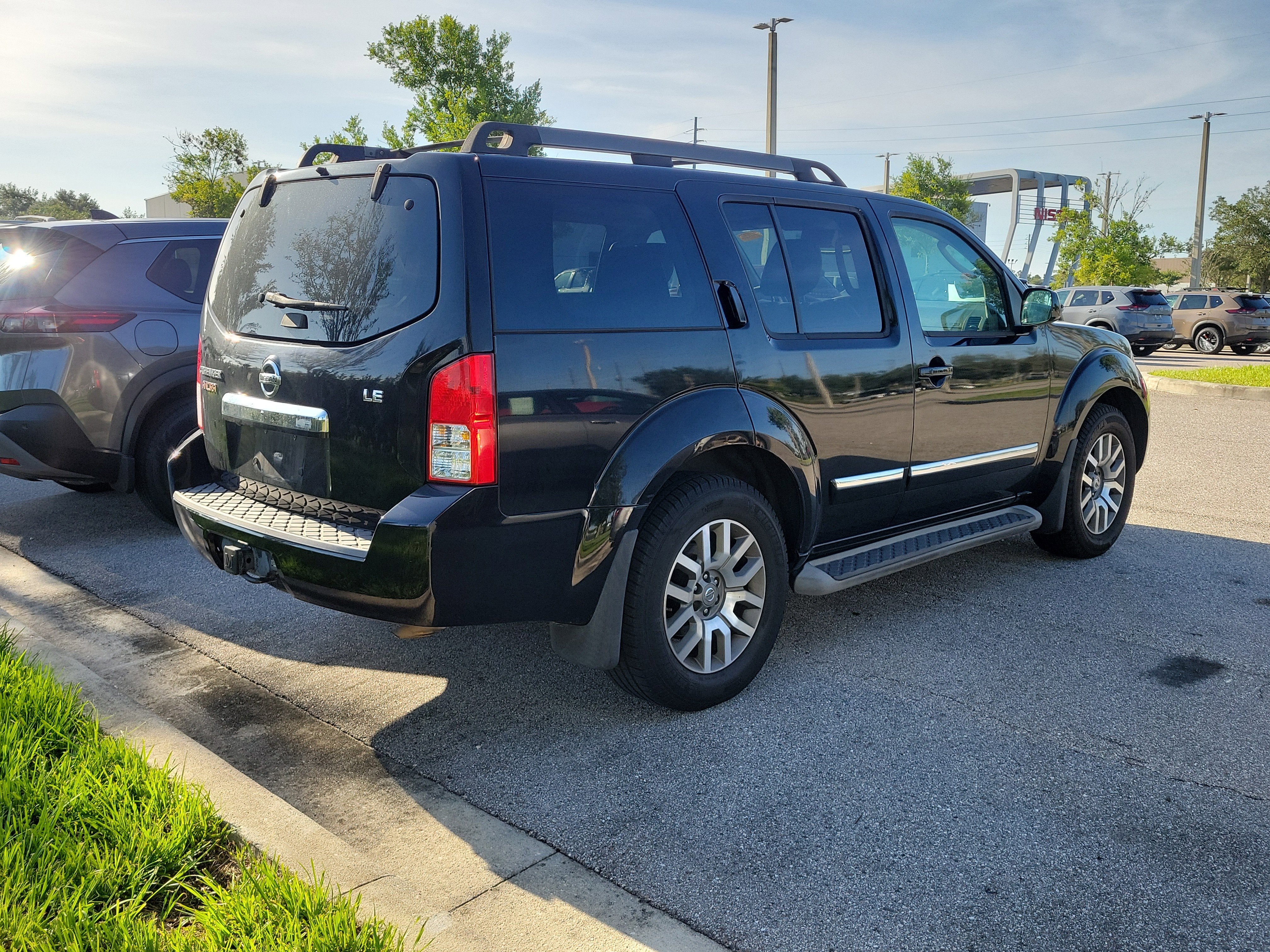 2012 Nissan Pathfinder LE