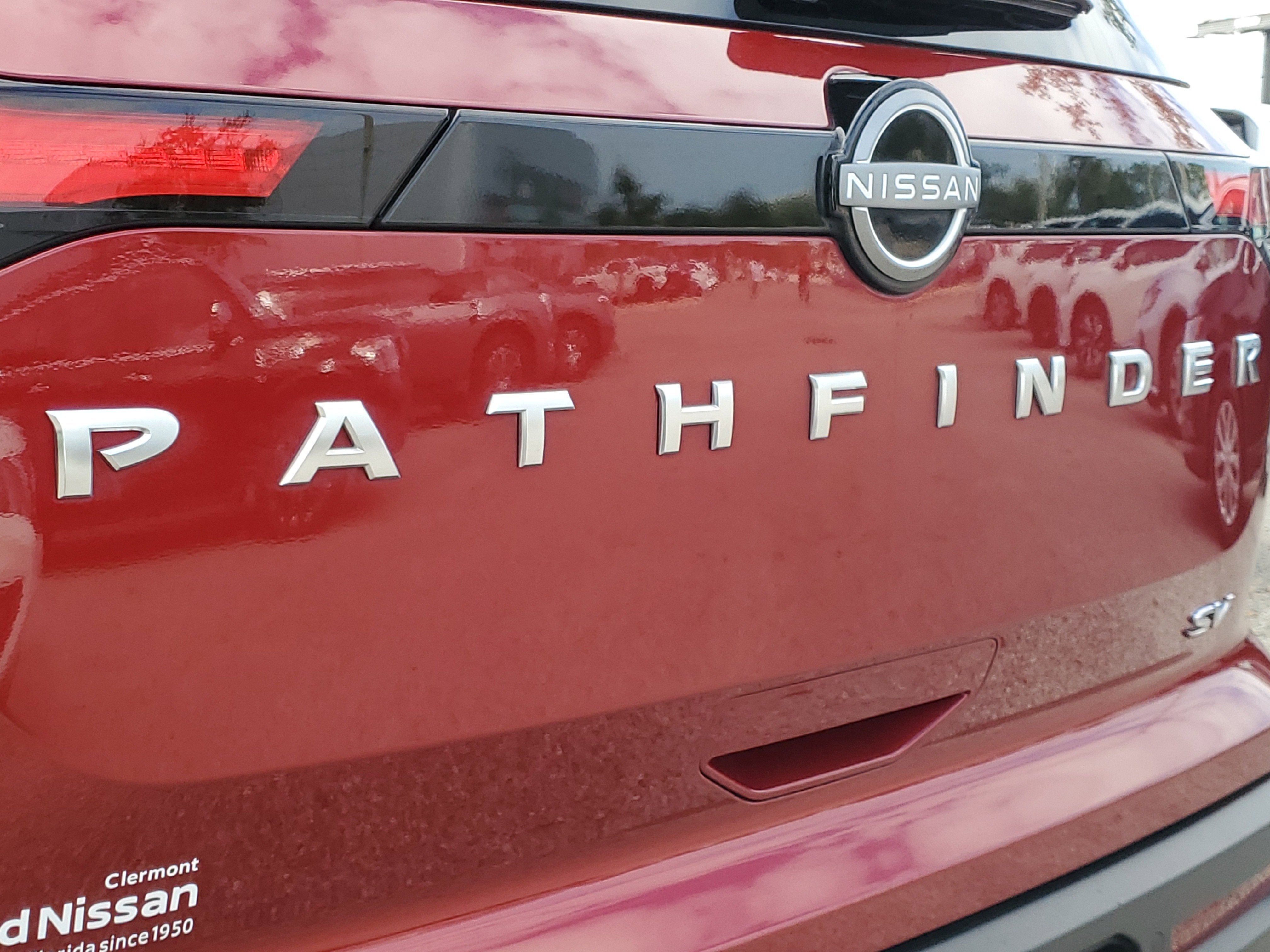 2024 Nissan Pathfinder SV