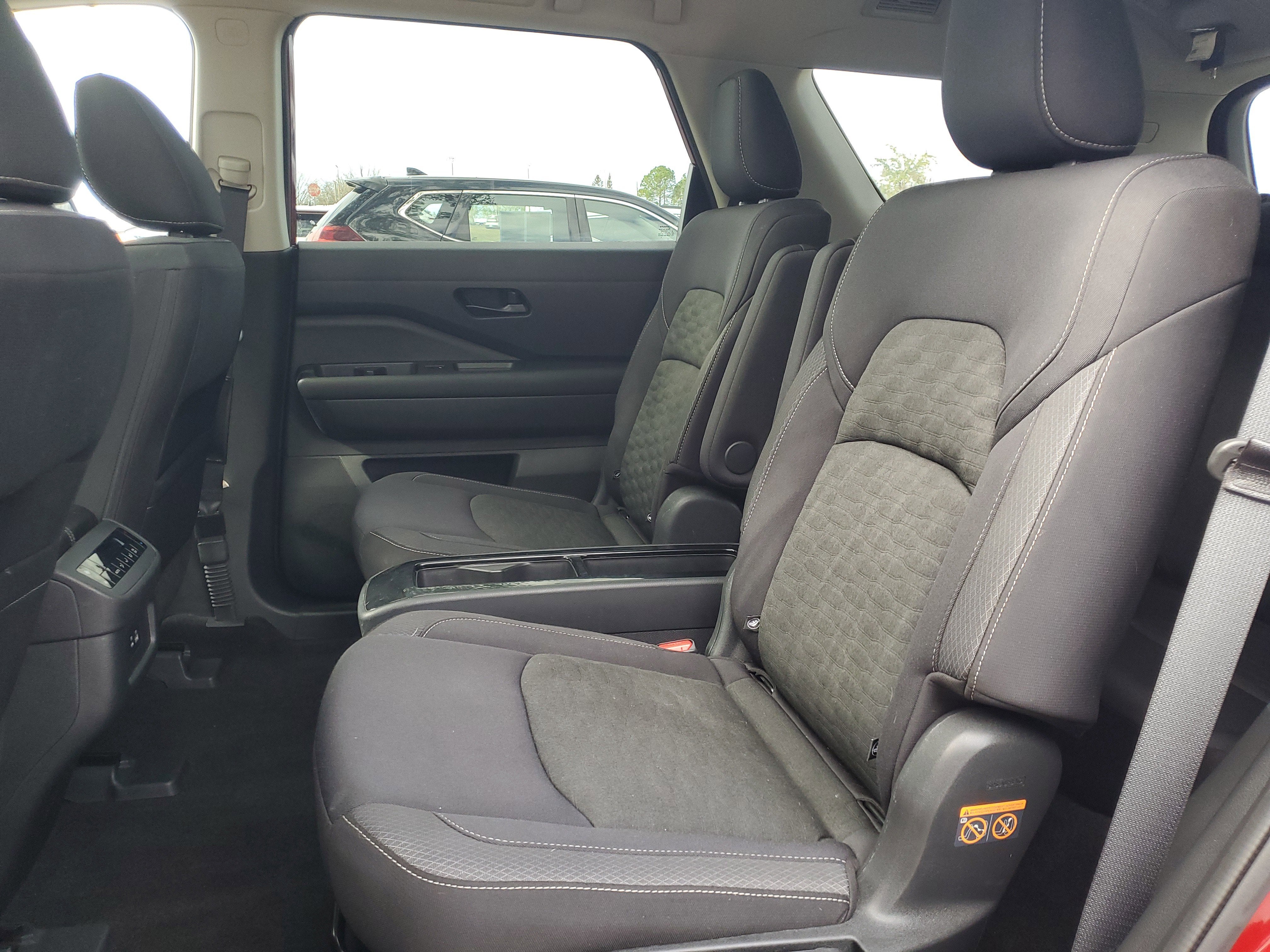 2024 Nissan Pathfinder SV