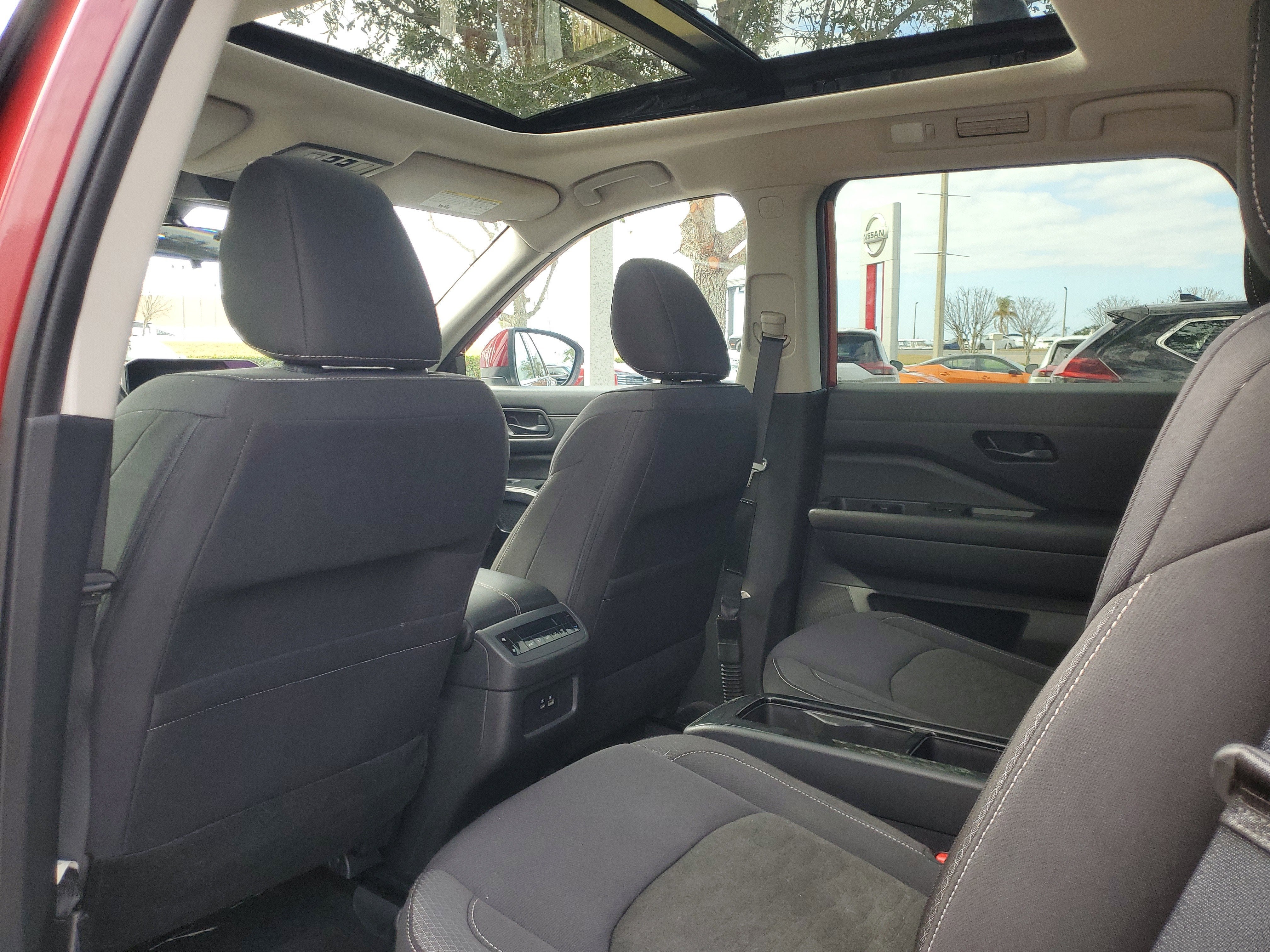 2024 Nissan Pathfinder SV