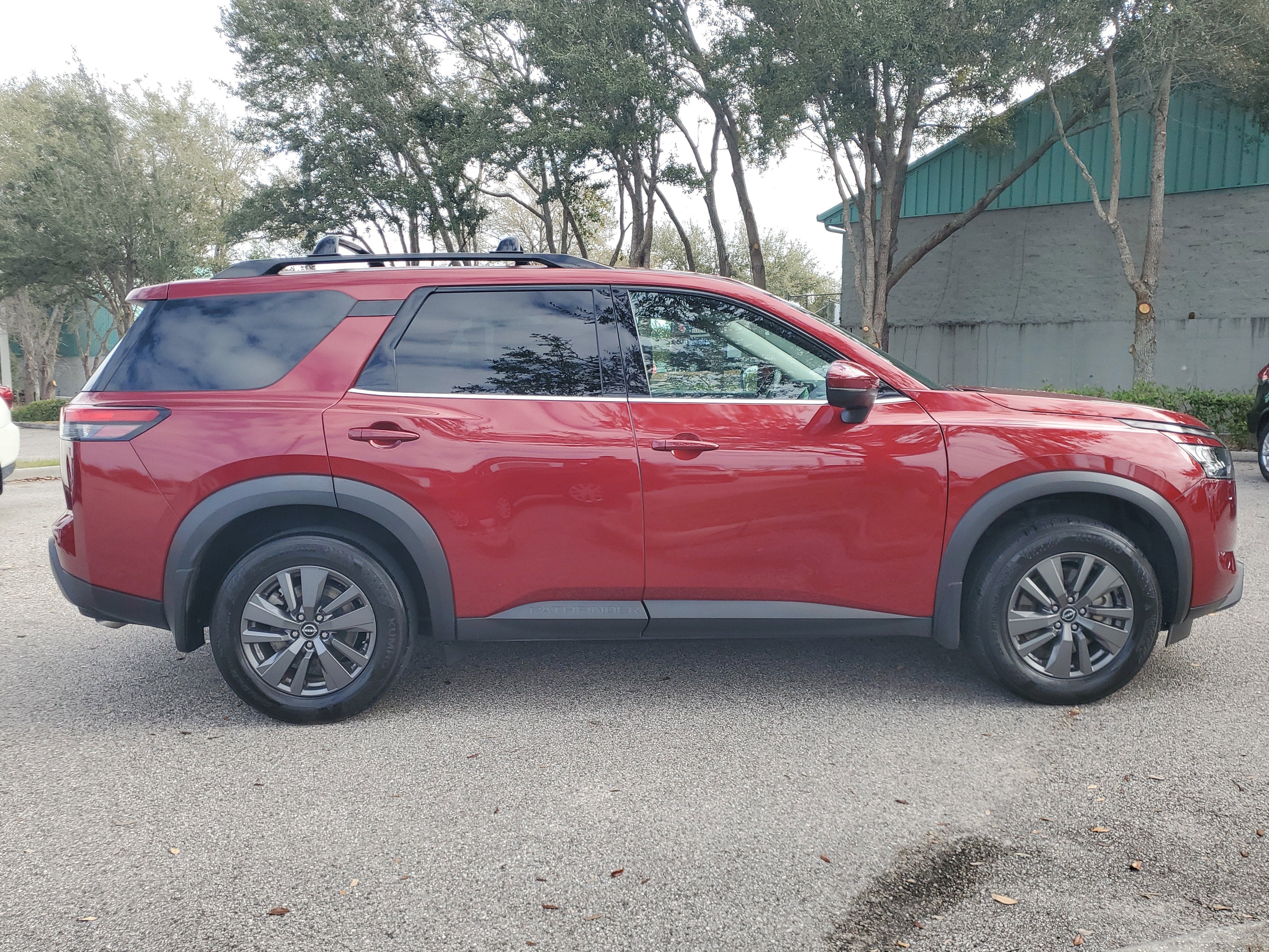 2024 Nissan Pathfinder SV