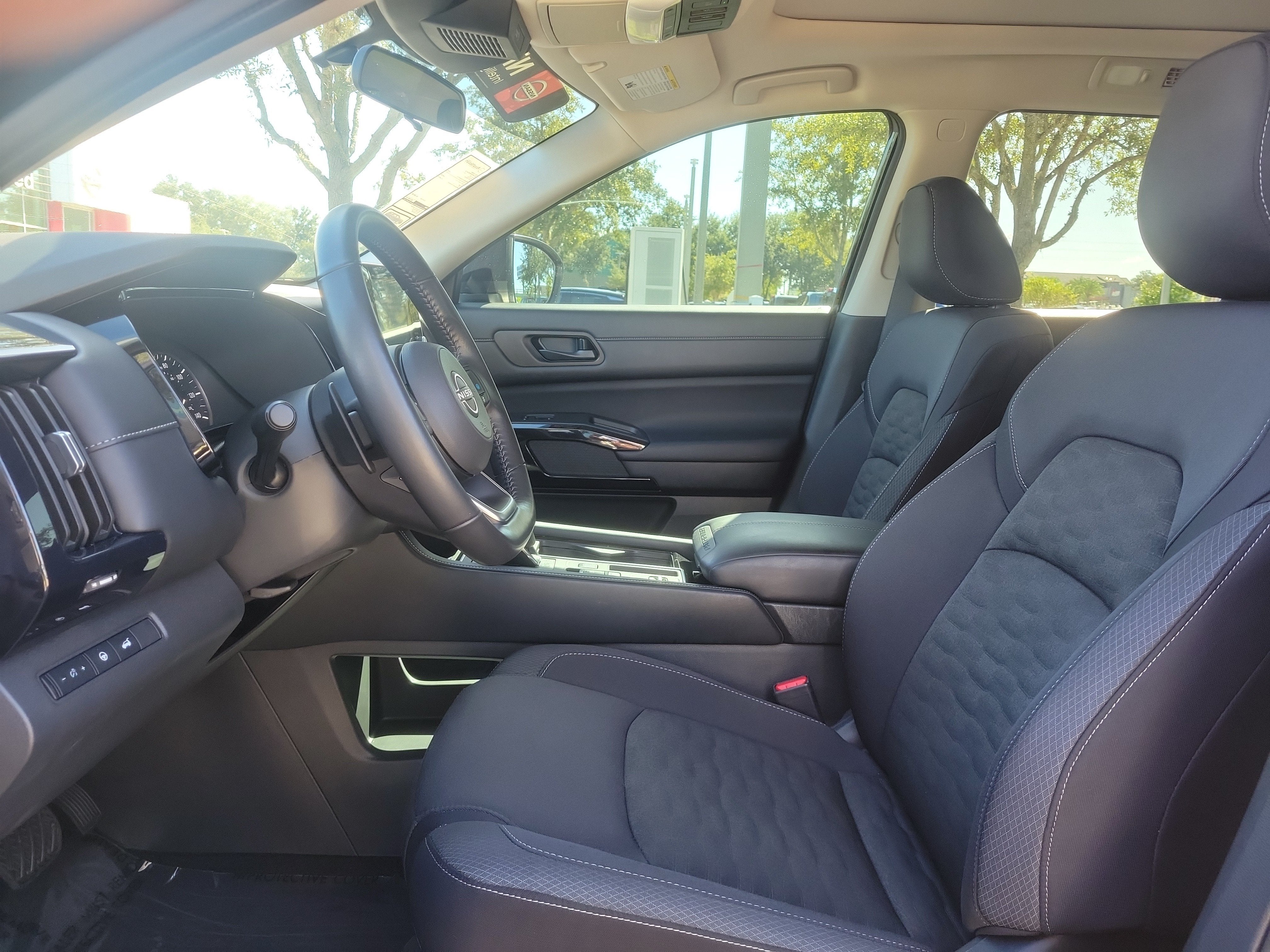 2025 Nissan Pathfinder SV