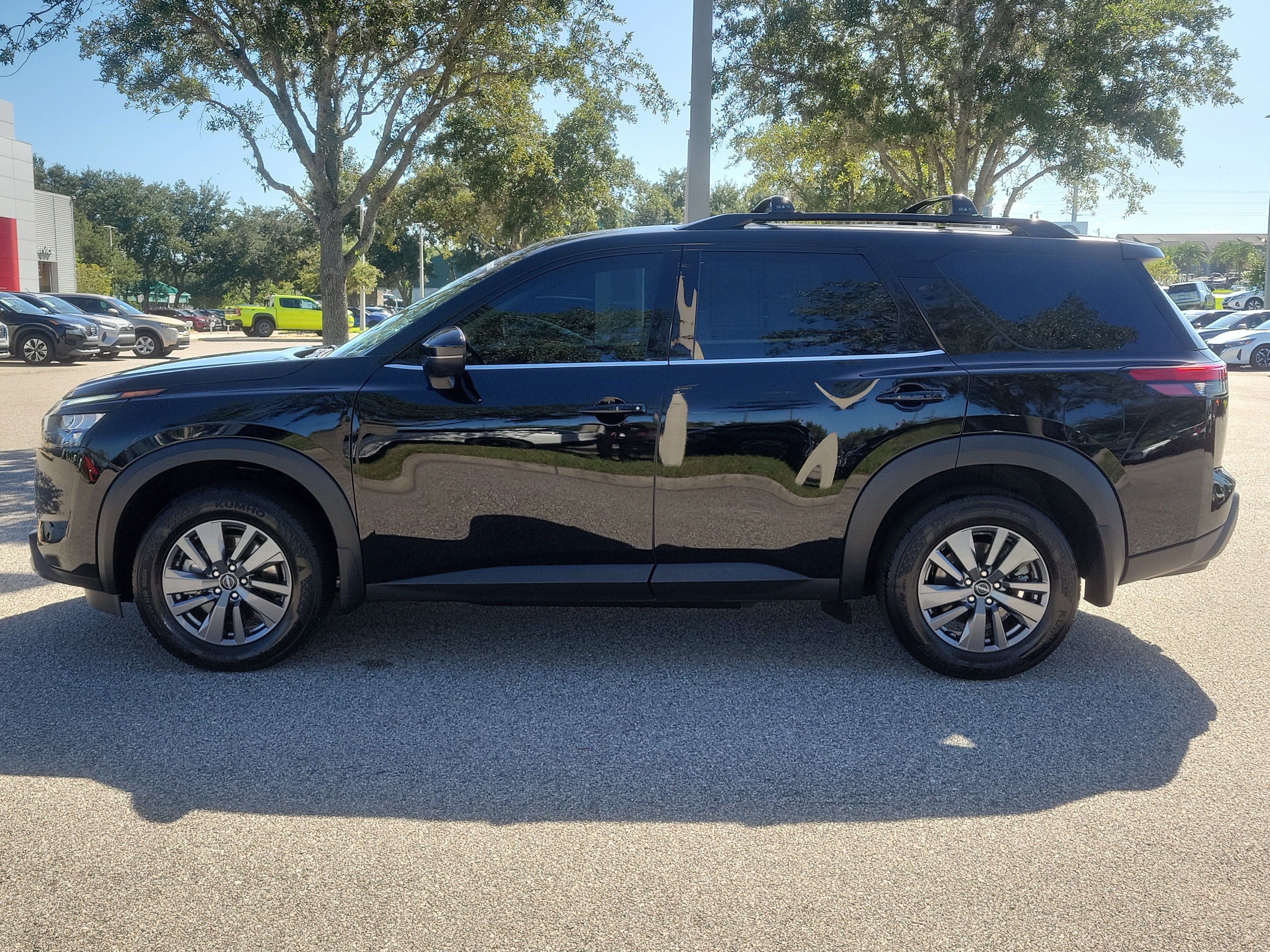 2025 Nissan Pathfinder SV