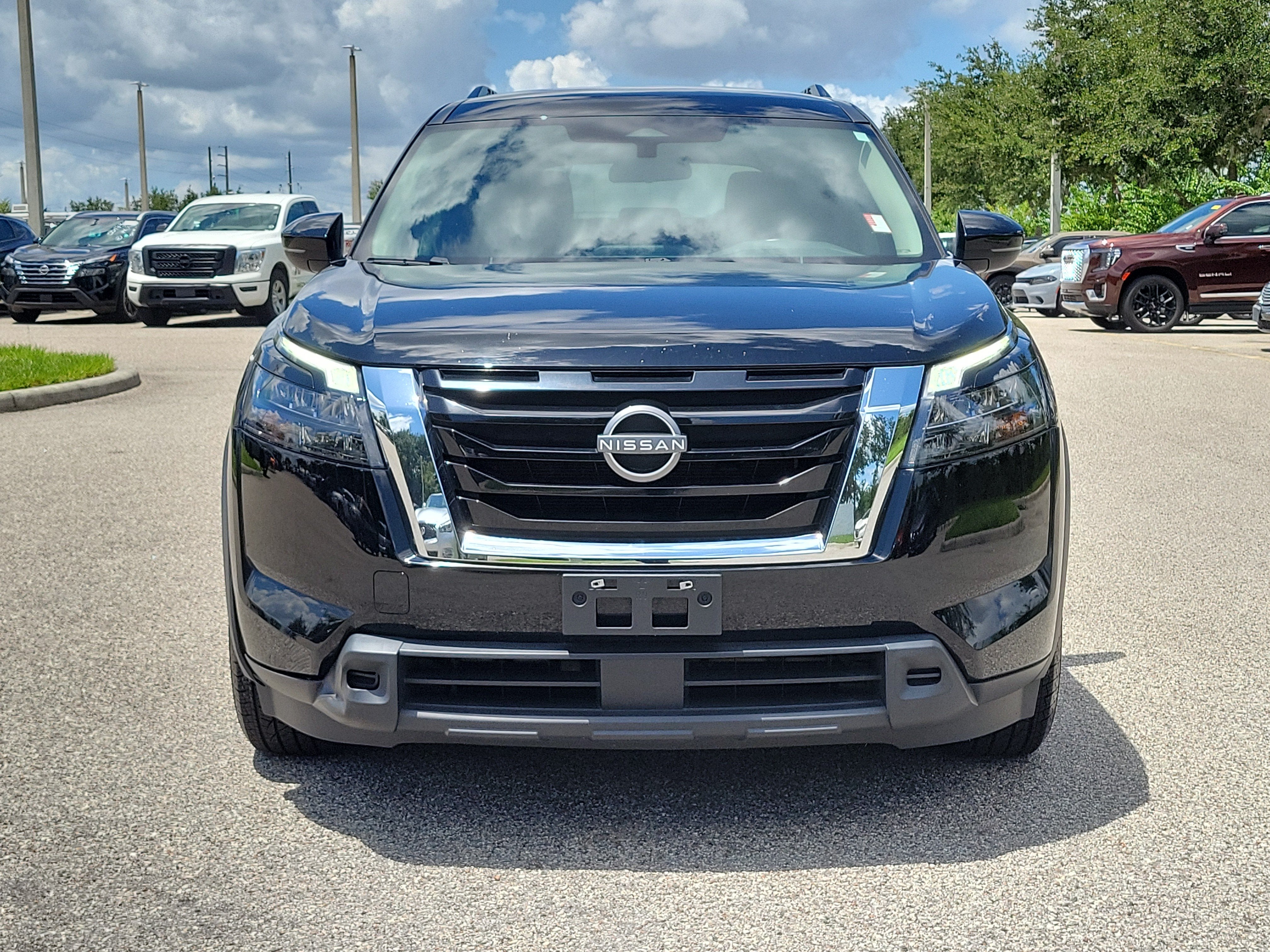 2023 Nissan Pathfinder SV