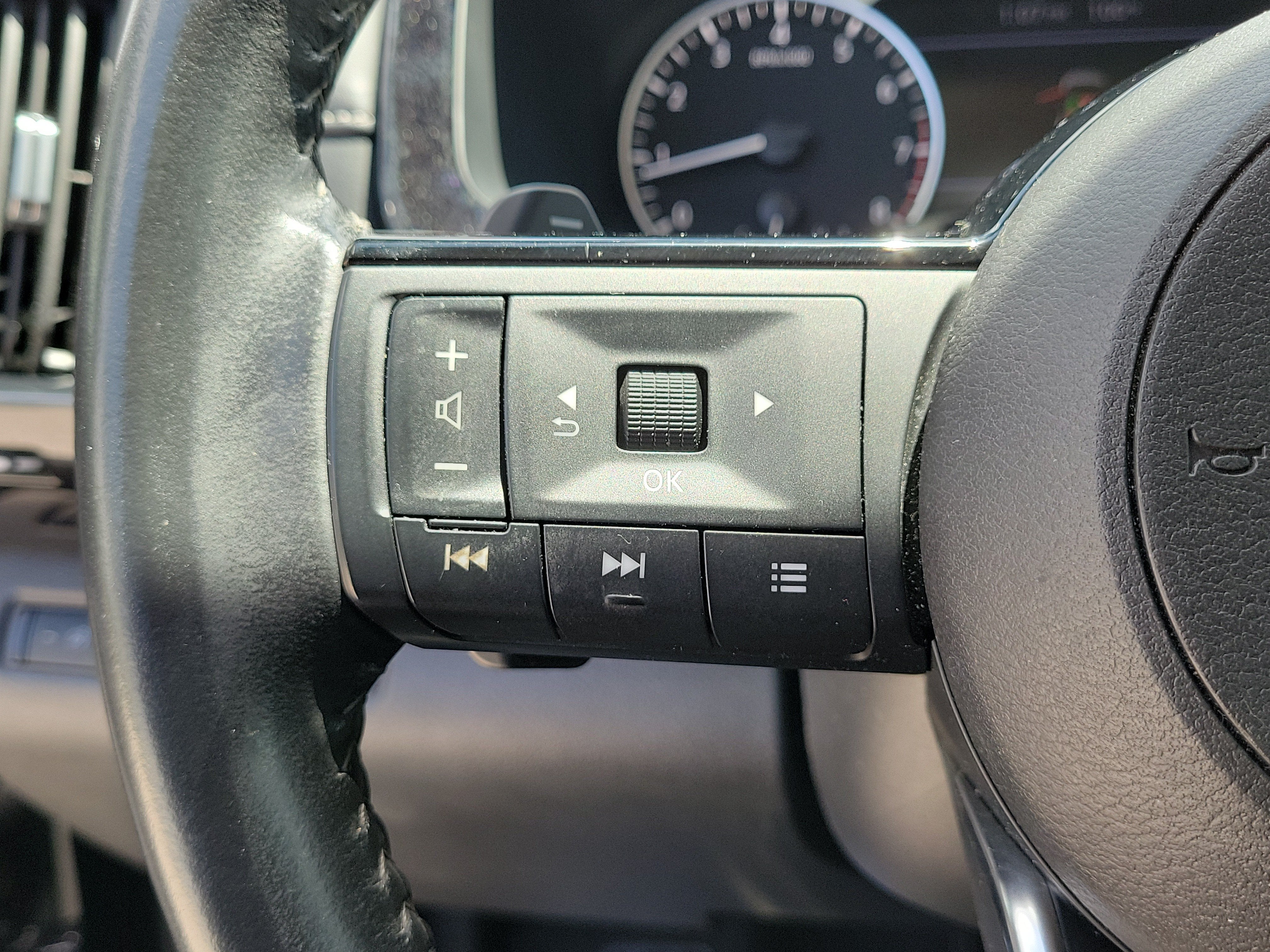 2023 Nissan Pathfinder SV