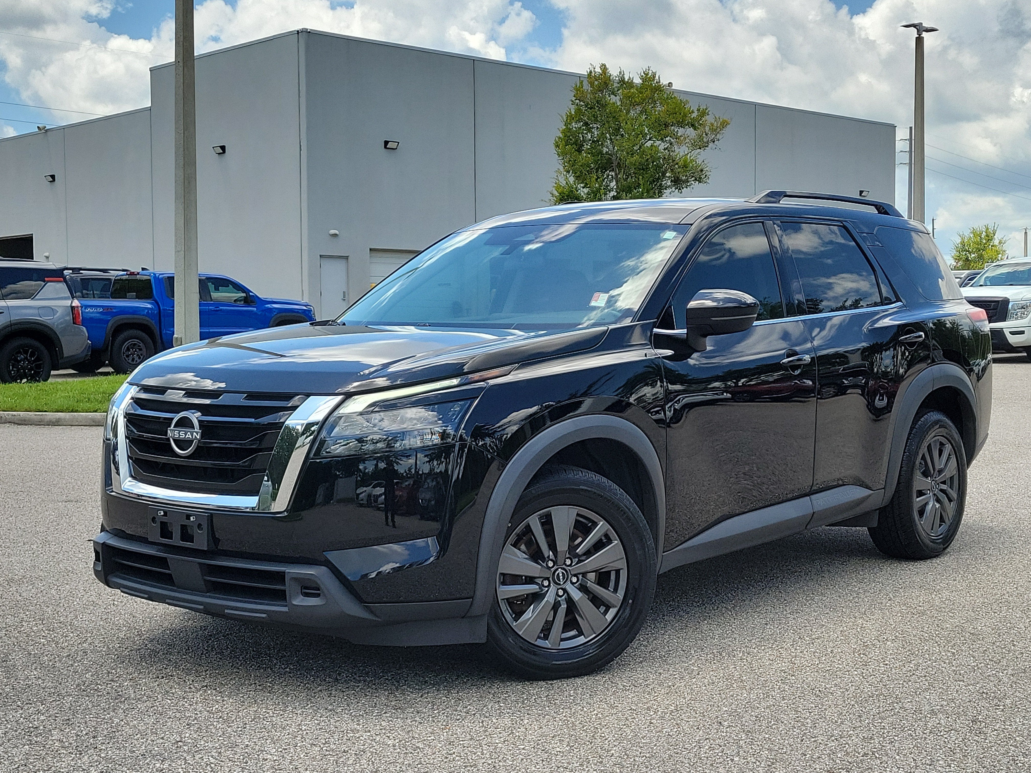 2023 Nissan Pathfinder SV