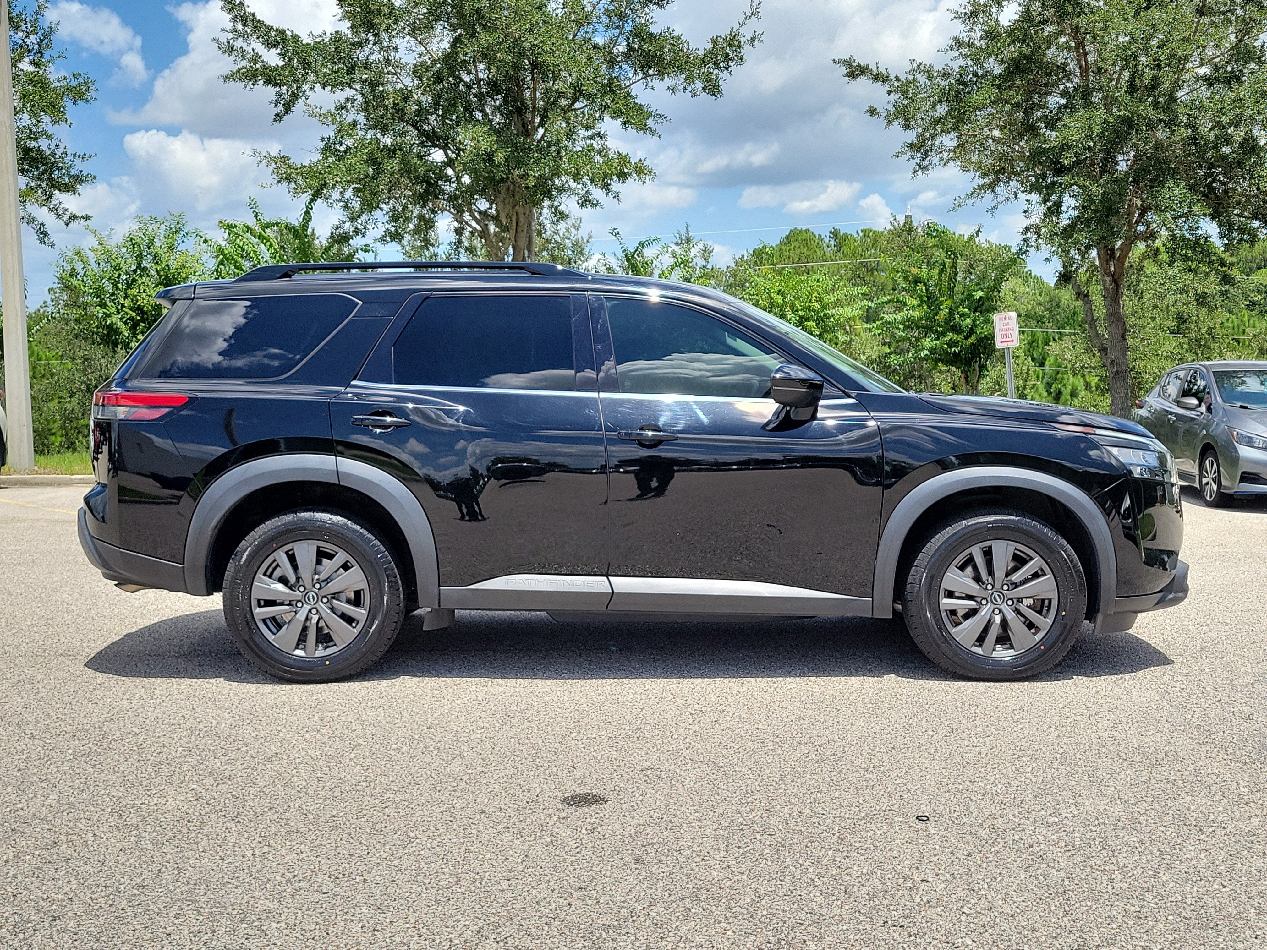 2023 Nissan Pathfinder SV