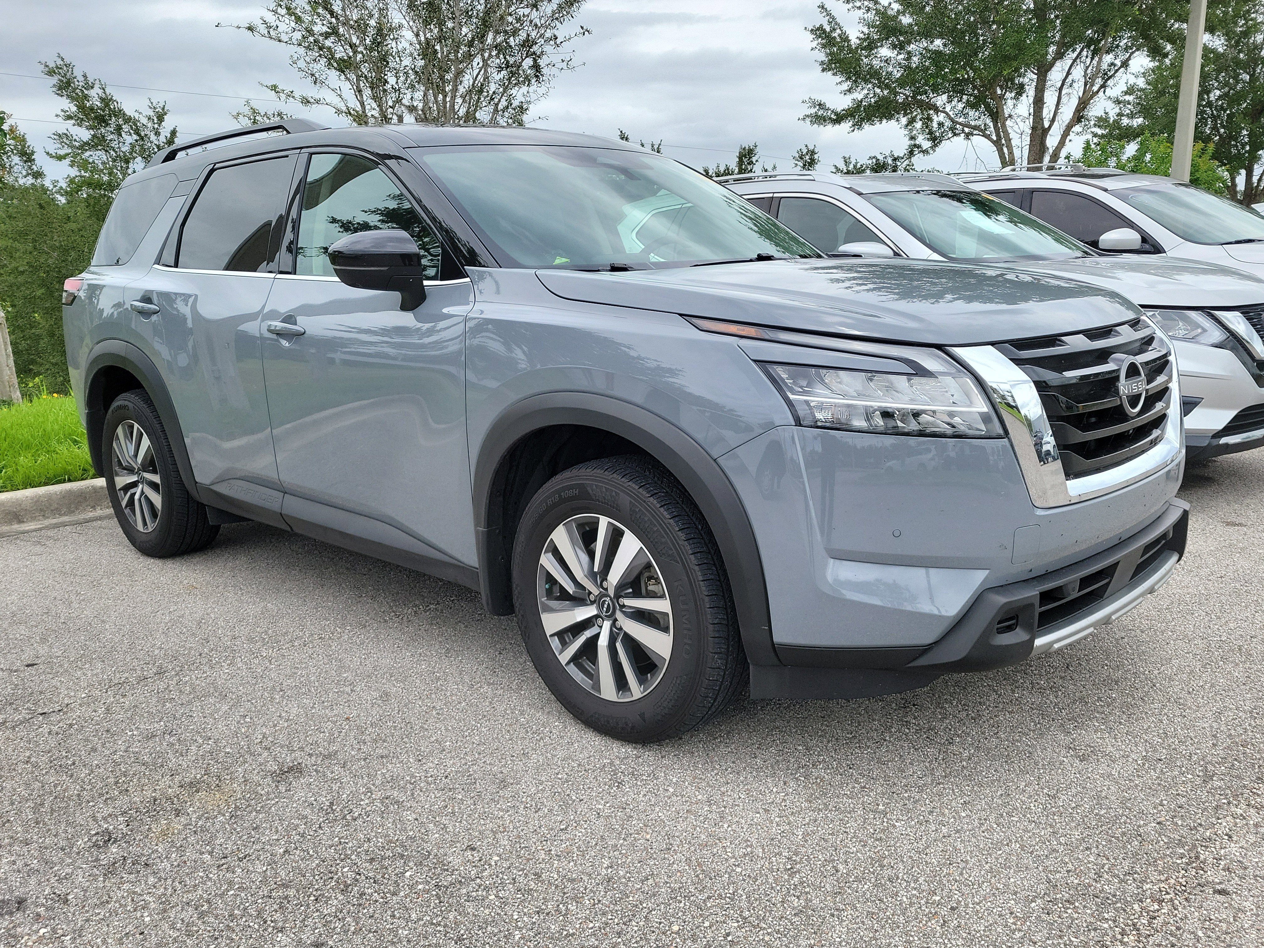 2024 Nissan Pathfinder SL