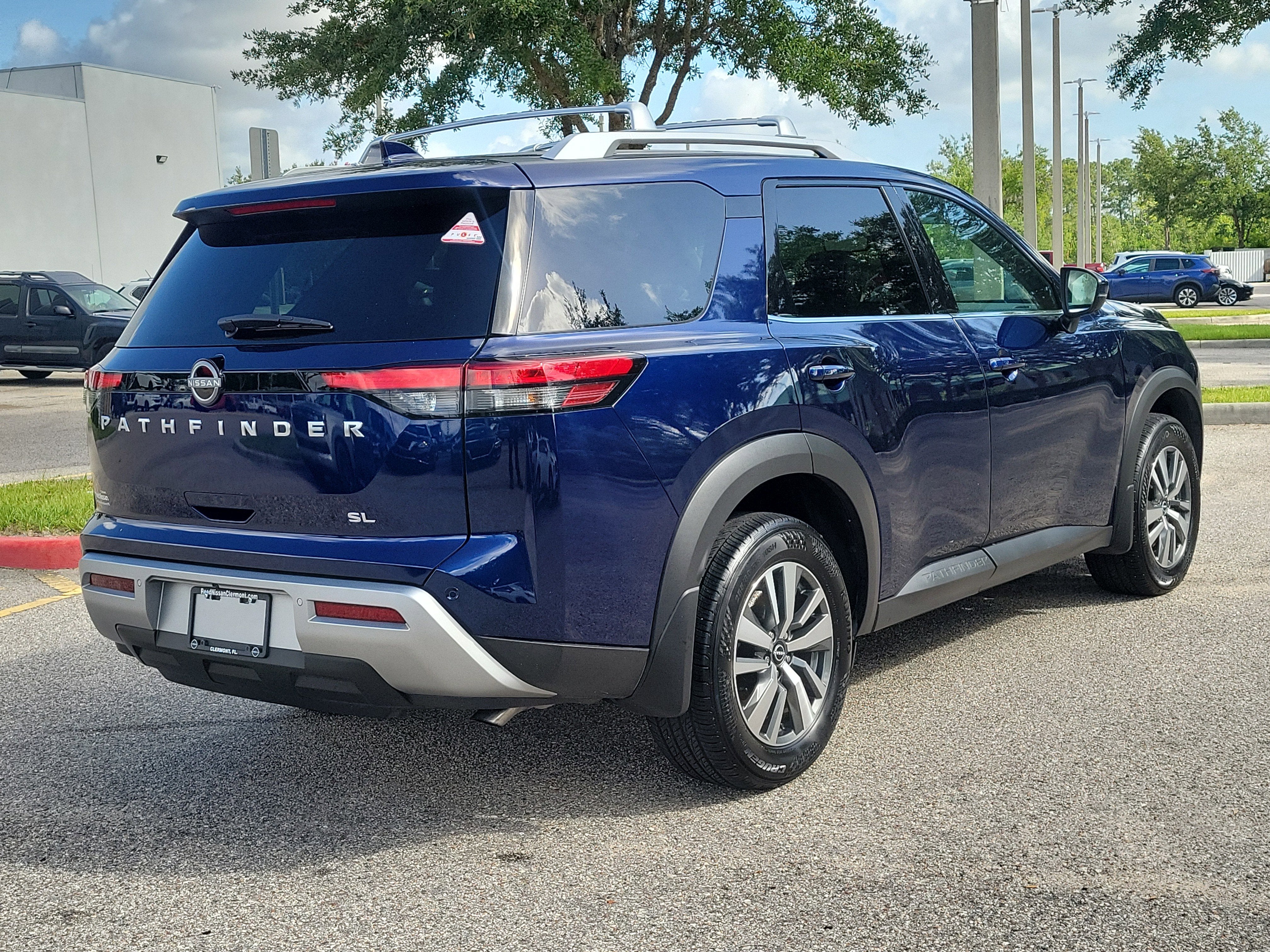2025 Nissan Pathfinder SL