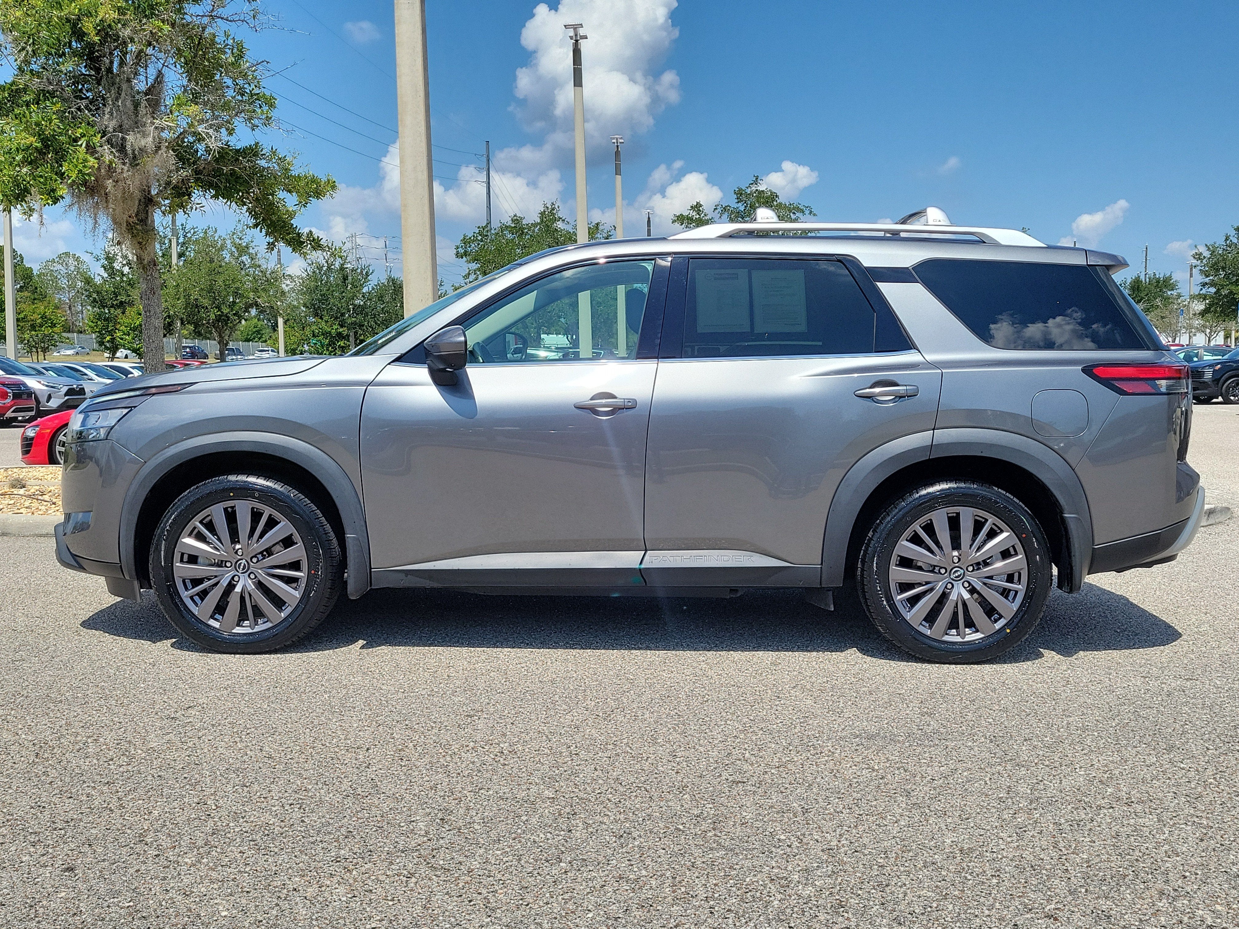 2023 Nissan Pathfinder SL