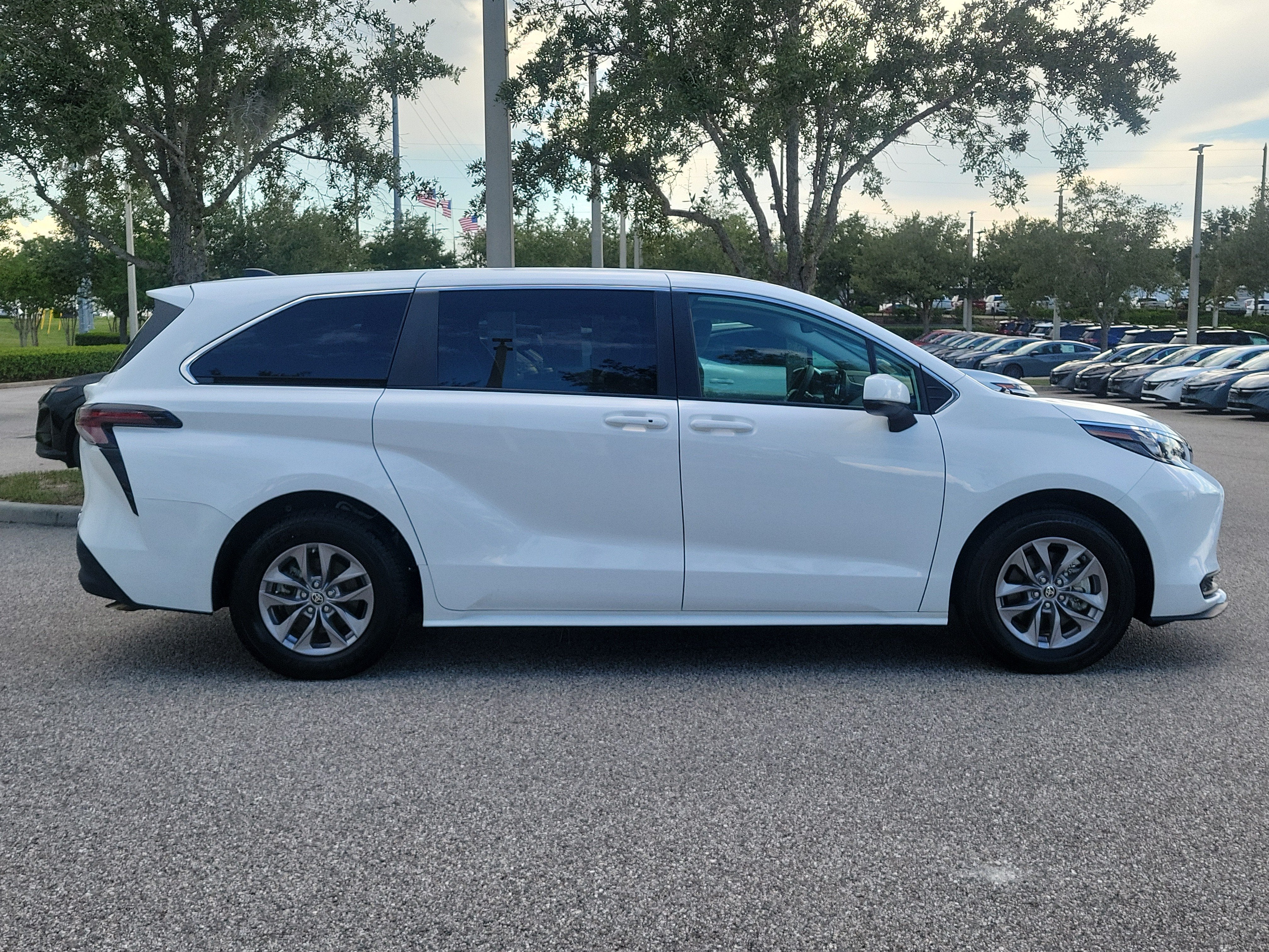 2024 Toyota Sienna LE