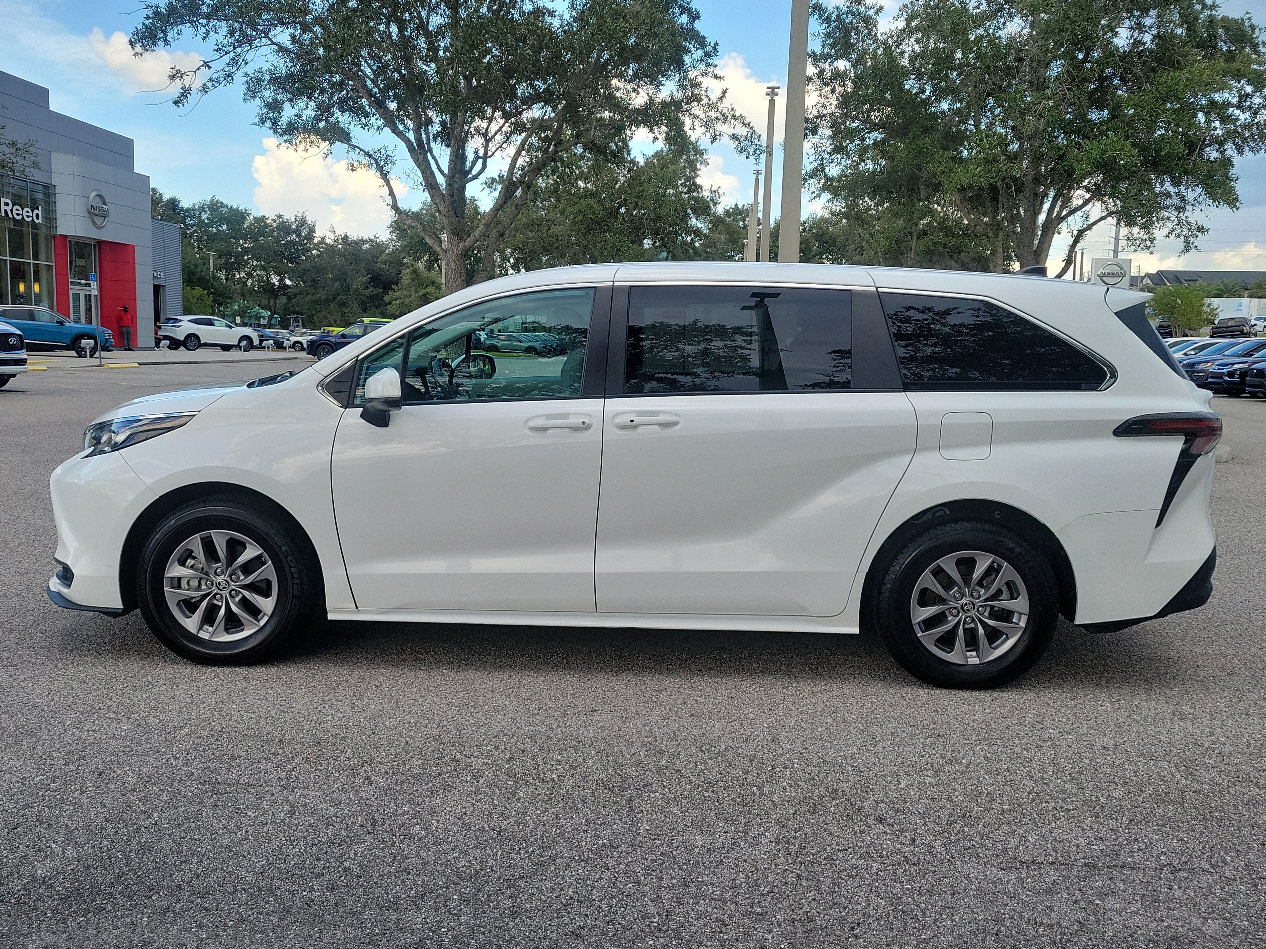 2024 Toyota Sienna LE