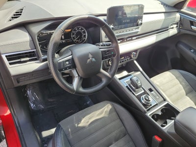 2023 Mitsubishi Outlander SE